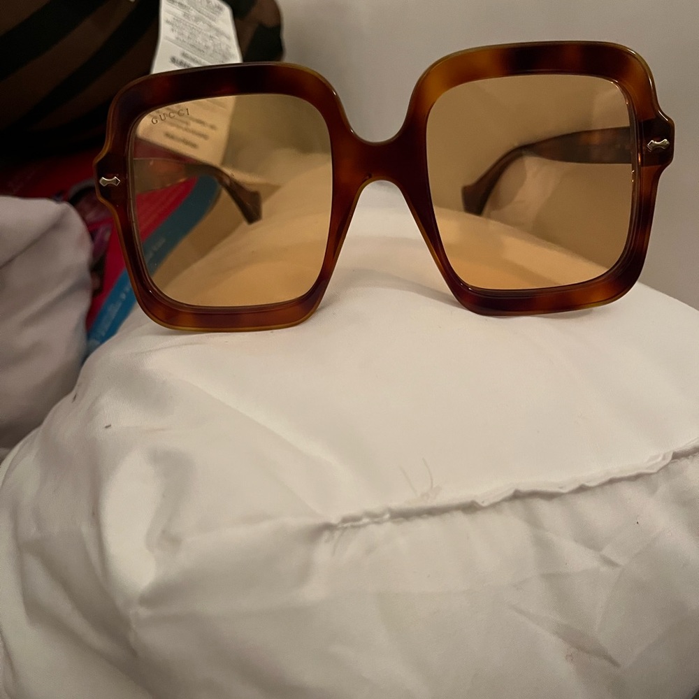 Barely worn large Gucci Sunglasses.